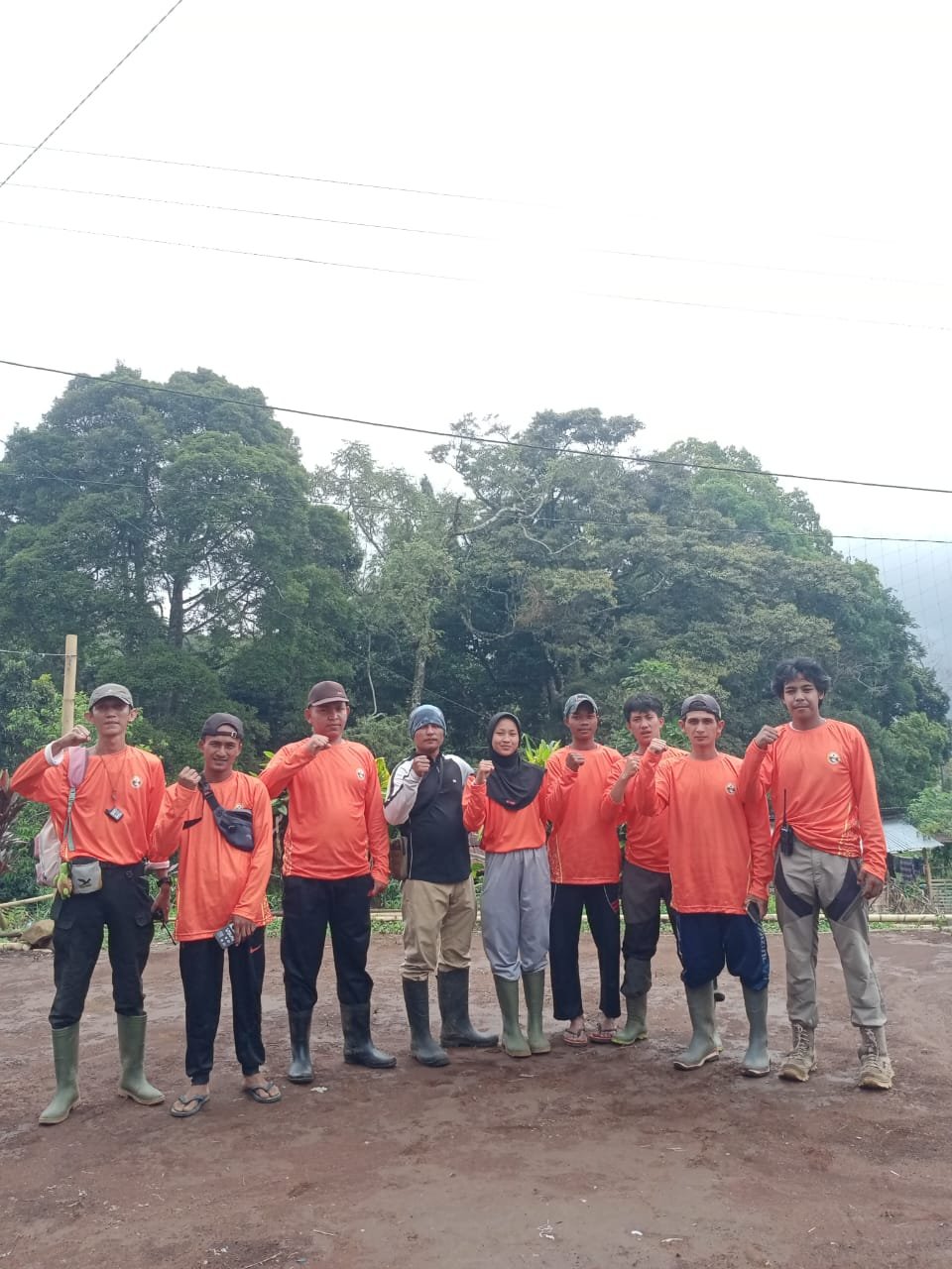 Tim relawan FMI Sumsel bersama pemuda Talang Kubangan di lereng Gunung Patah