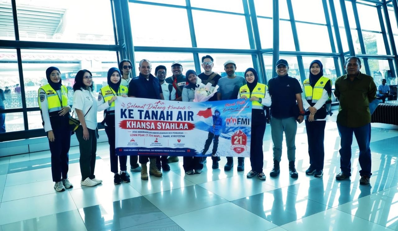 Spanduk selamat datang untuk tim ekspedisi Lenin Peak FMI