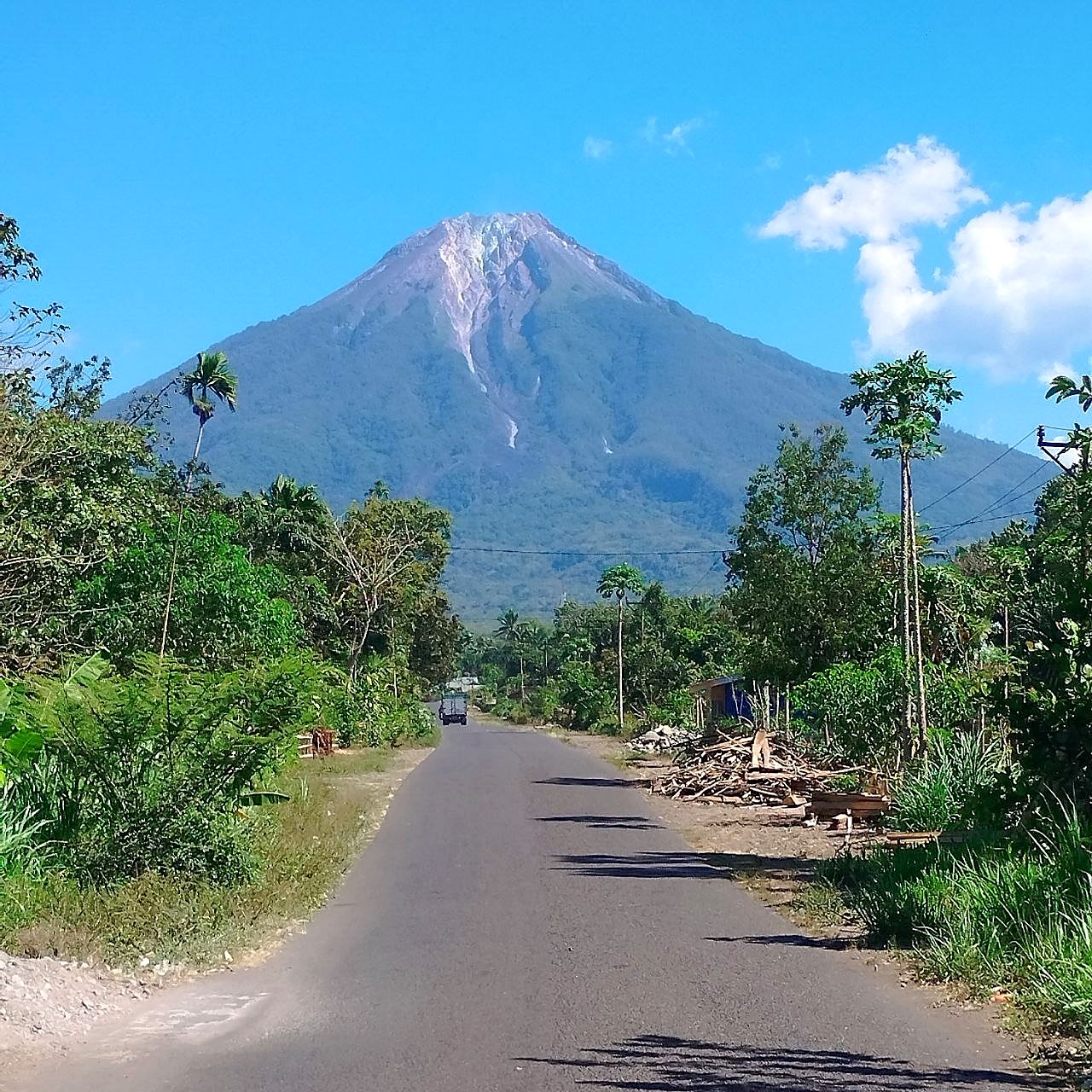 Gunung Ebulobo dari jalan di Nagekeo, dengan bidang batuan gundul di dekat puncaknya. (Dok. dr. Putro Setyobudyo Muhammad)