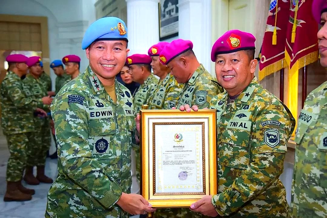 Komandan Paspampres menyerahkan piagam Brevet Kehormatan kepada perwira Korps Marinir