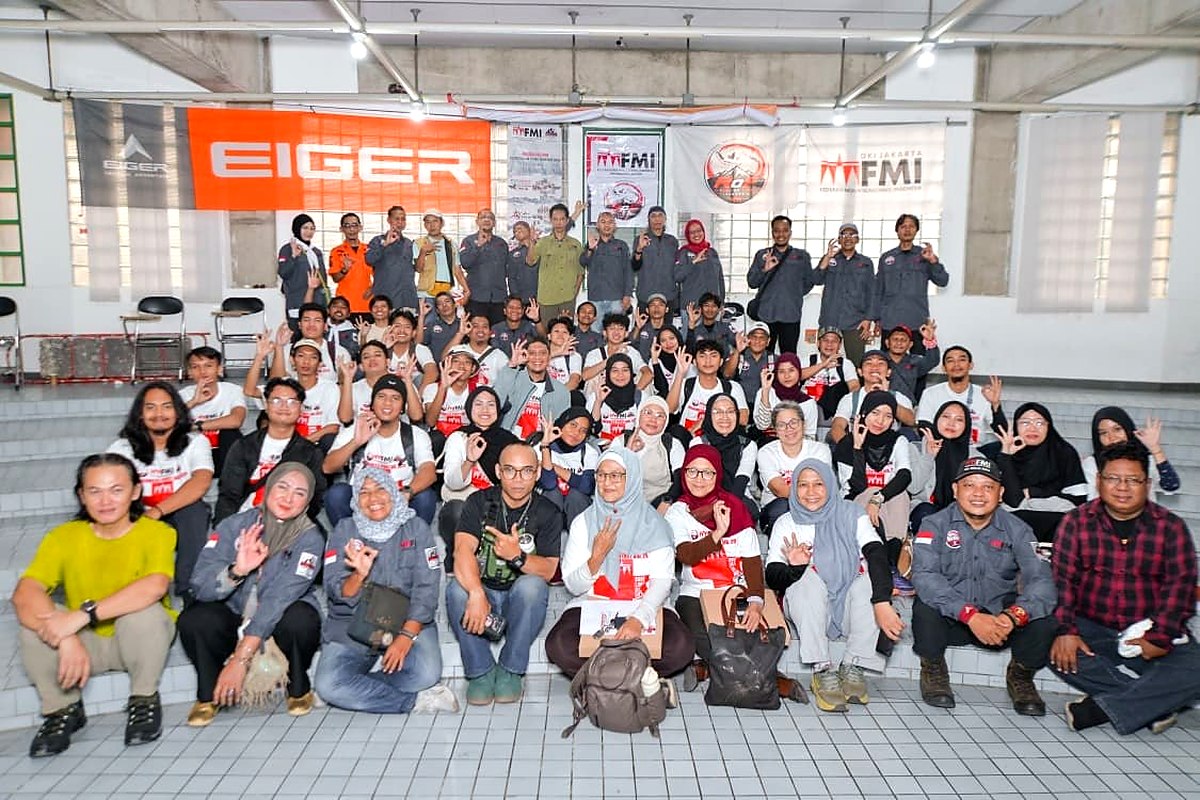 Foto bersama peserta dan pengurus di aula, dengan spanduk Eiger dan FMI DKI Jakarta di belakang.